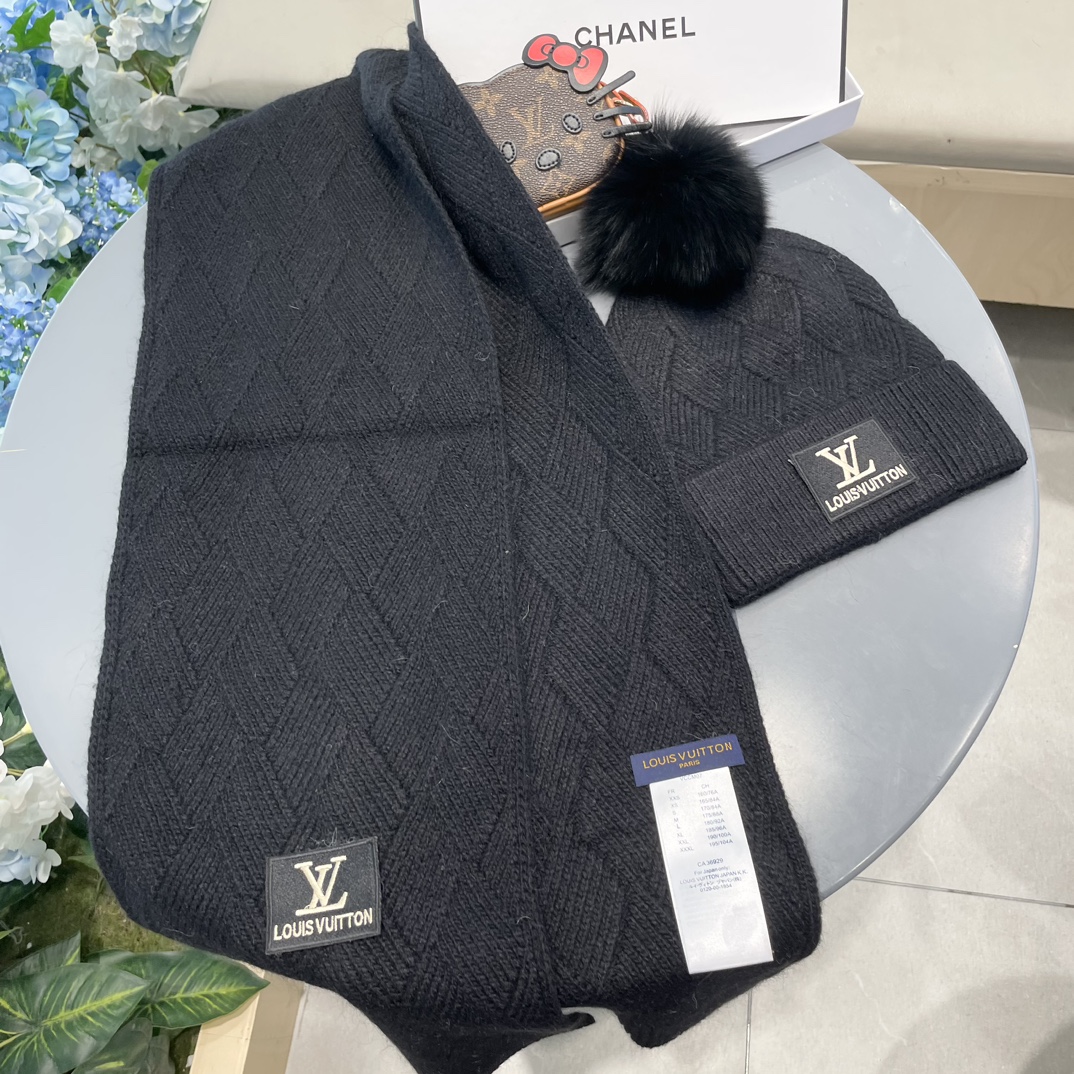 LV2件套羊毛套装狐狸毛帽子围巾经典套装帽子！暖暖哒超级舒服冬日小姐姐减龄神器哦这个冬天你就差这么一套套