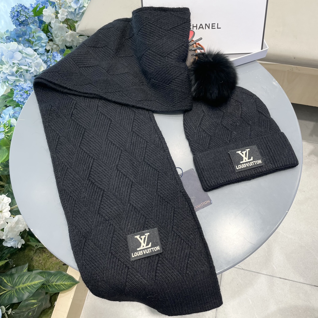 LV2件套羊毛套装狐狸毛帽子围巾经典套装帽子！暖暖哒超级舒服冬日小姐姐减龄神器哦这个冬天你就差这么一套套