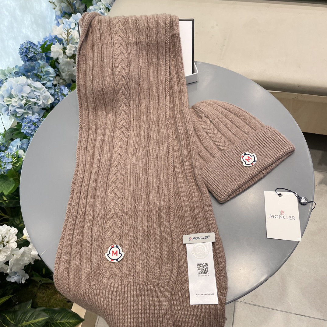 Moncler蒙口套装帽子！暖暖哒超级舒服冬日减龄神器这个冬天你就差这么一套套装帽子啦又保暖又时尚！毛球