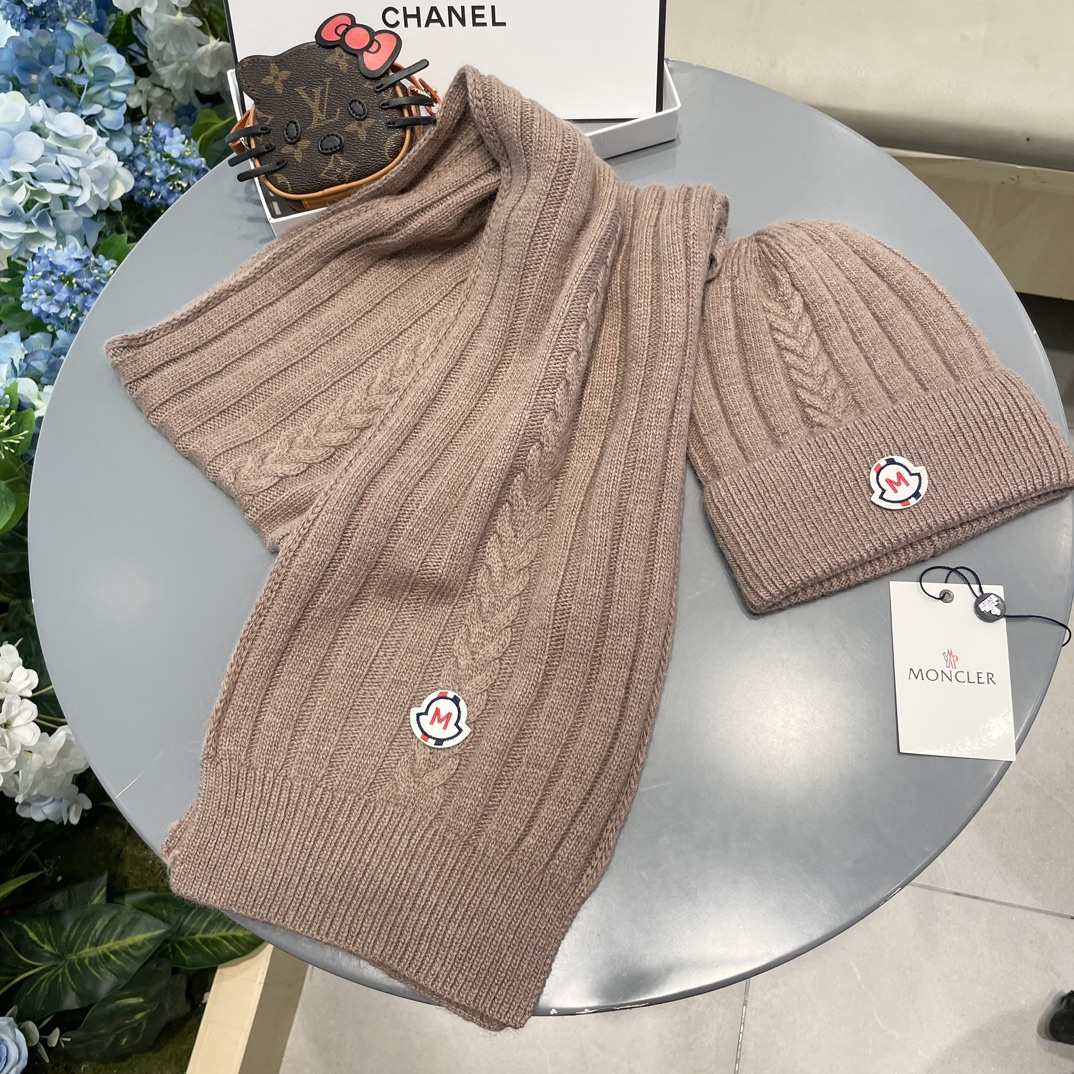 Moncler蒙口套装帽子！暖暖哒超级舒服冬日减龄神器这个冬天你就差这么一套套装帽子啦又保暖又时尚！毛球