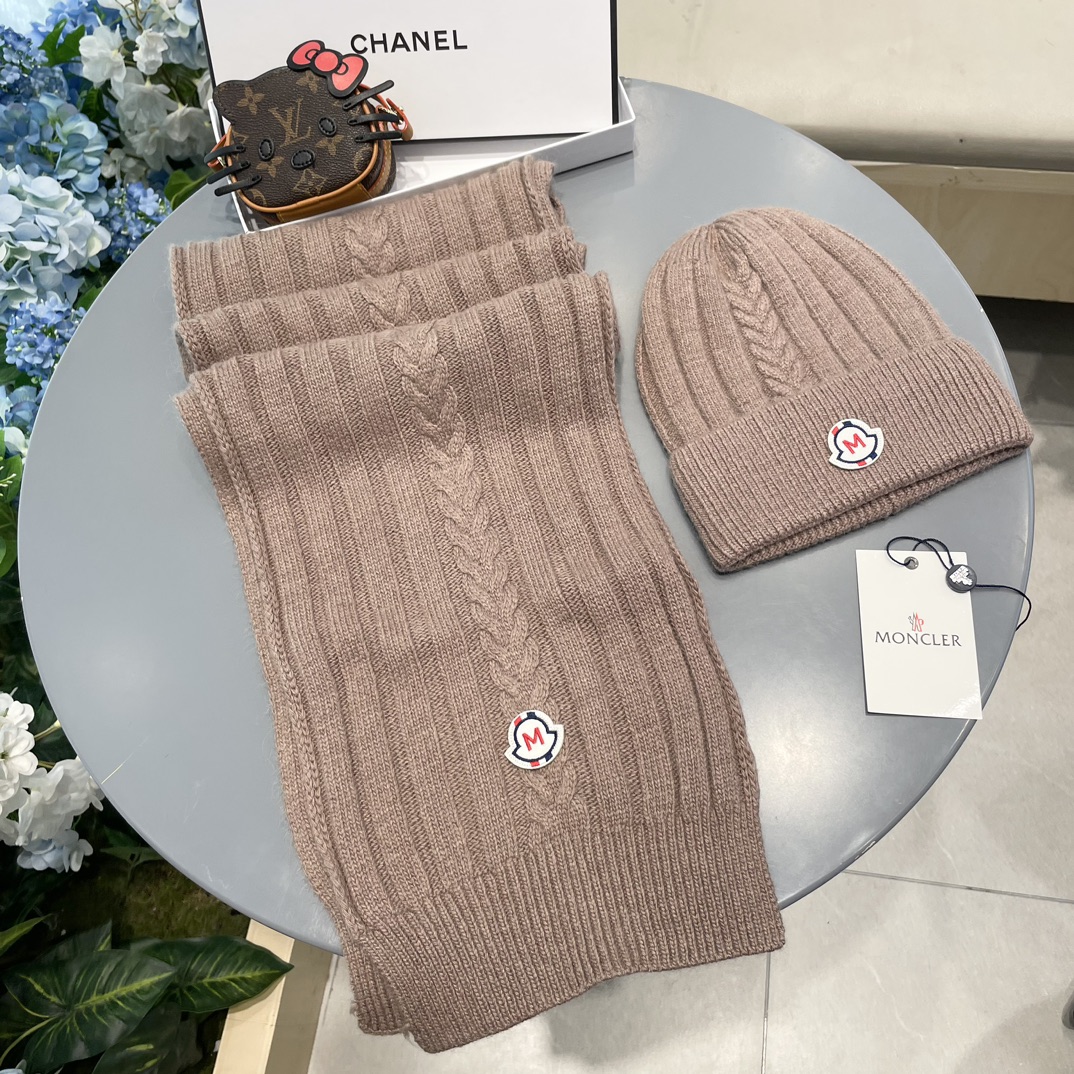 Moncler蒙口套装帽子！暖暖哒超级舒服冬日减龄神器这个冬天你就差这么一套套装帽子啦又保暖又时尚！毛球