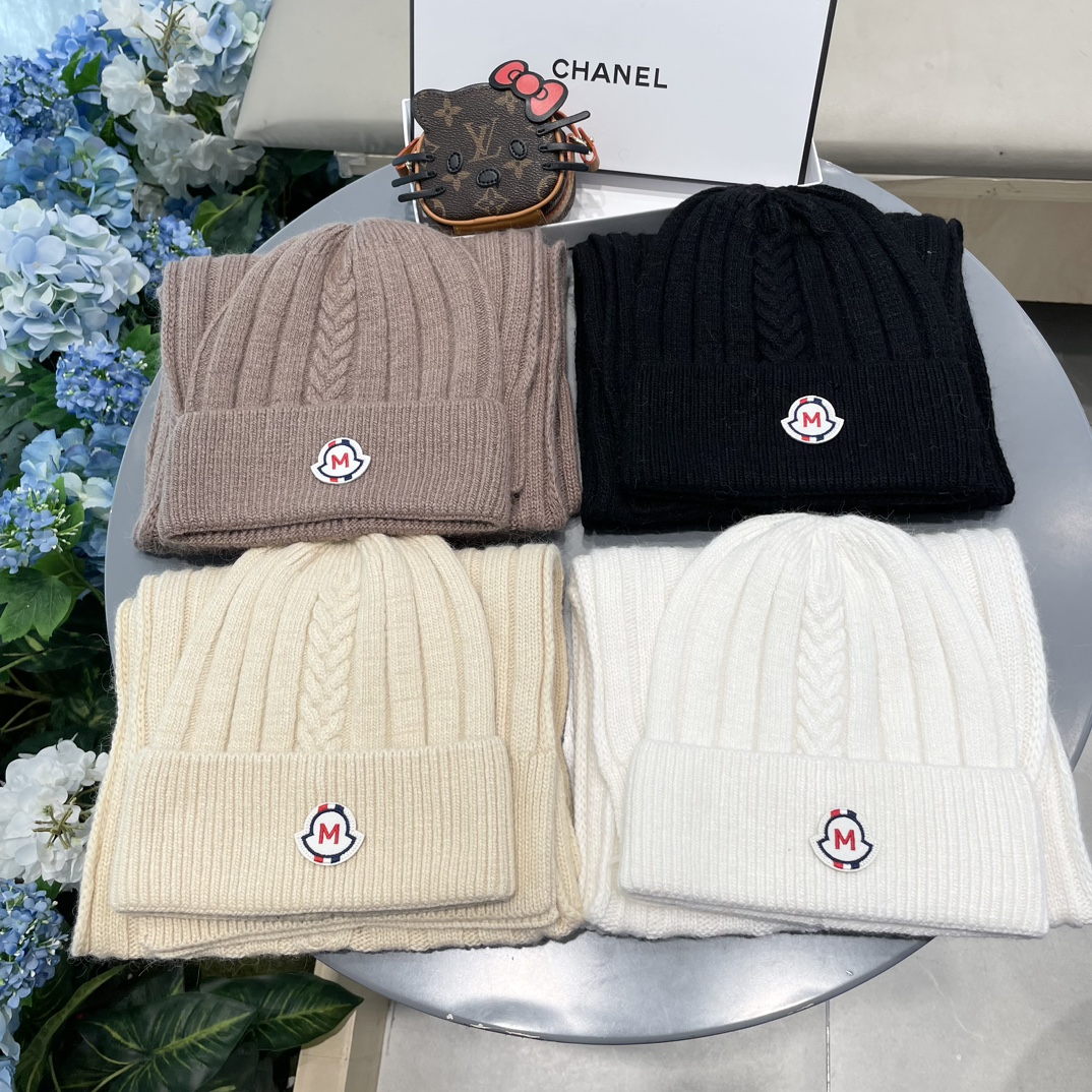 Moncler蒙口套装帽子！暖暖哒超级舒服冬日减龄神器这个冬天你就差这么一套套装帽子啦又保暖又时尚！毛球