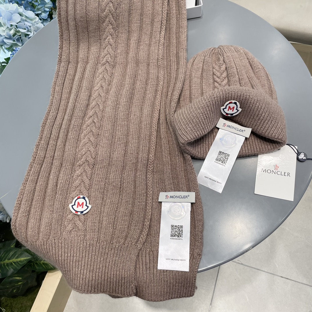 Moncler蒙口套装帽子！暖暖哒超级舒服冬日减龄神器这个冬天你就差这么一套套装帽子啦又保暖又时尚！毛球