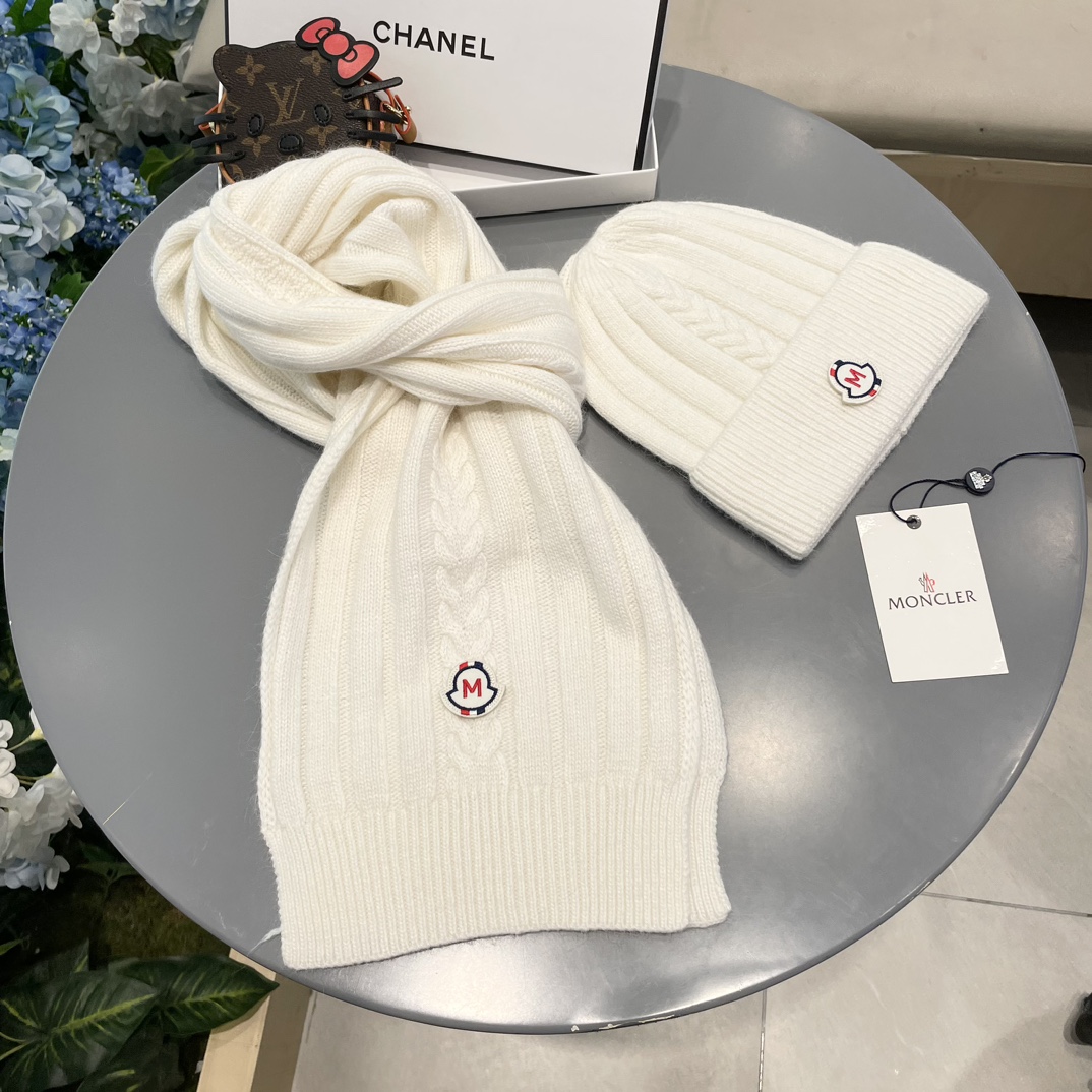 Moncler蒙口套装帽子！暖暖哒超级舒服冬日减龄神器这个冬天你就差这么一套套装帽子啦又保暖又时尚！毛球