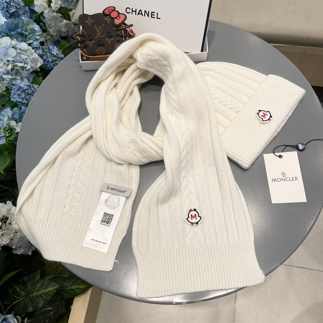 Moncler蒙口套装帽子！暖暖哒超级舒服冬日减龄神器这个冬天你就差这么一套套装帽子啦又保暖又时尚！毛球