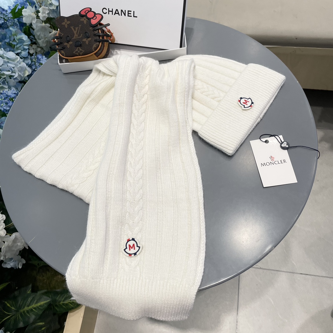 Moncler蒙口套装帽子！暖暖哒超级舒服冬日减龄神器这个冬天你就差这么一套套装帽子啦又保暖又时尚！毛球