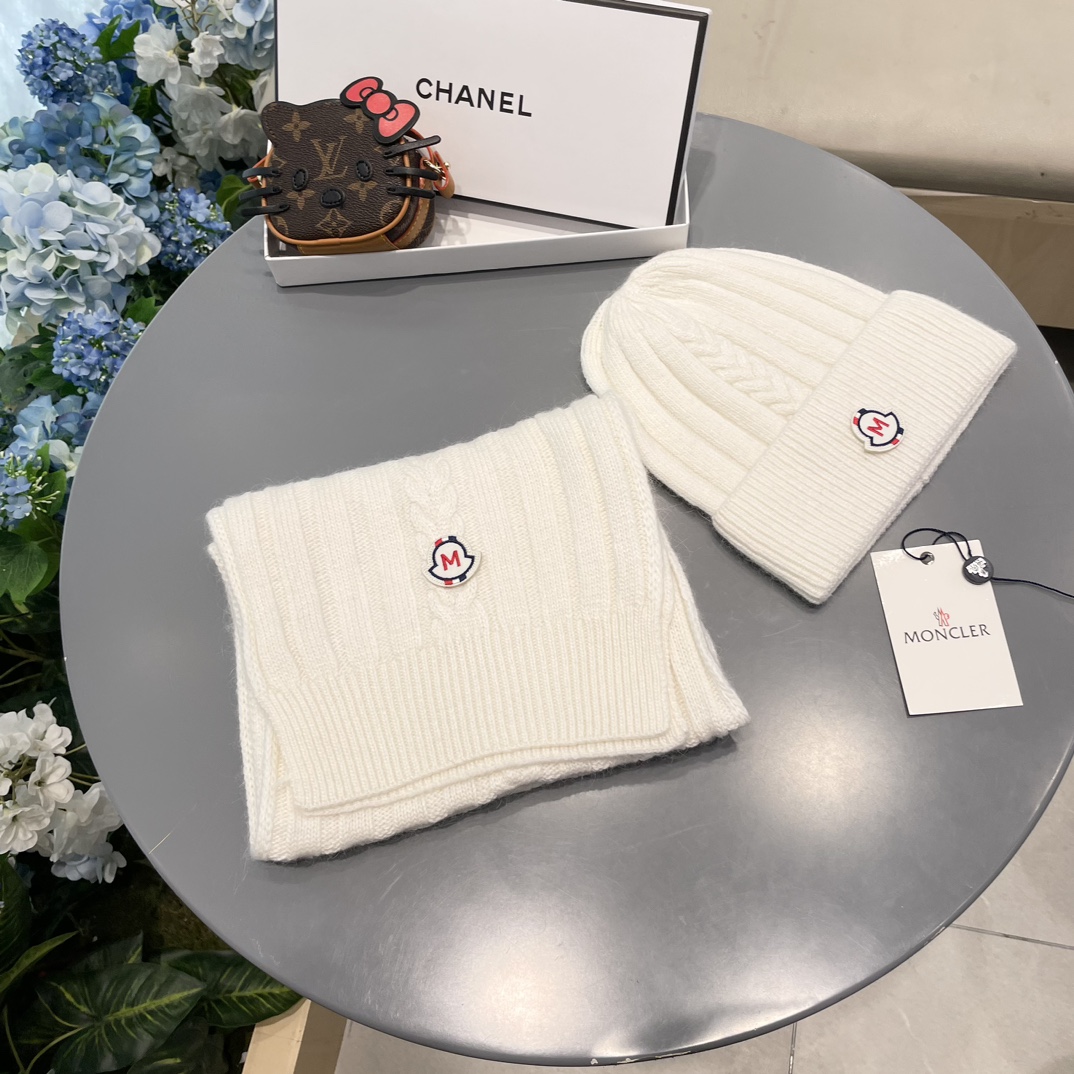 Moncler蒙口套装帽子！暖暖哒超级舒服冬日减龄神器这个冬天你就差这么一套套装帽子啦又保暖又时尚！毛球