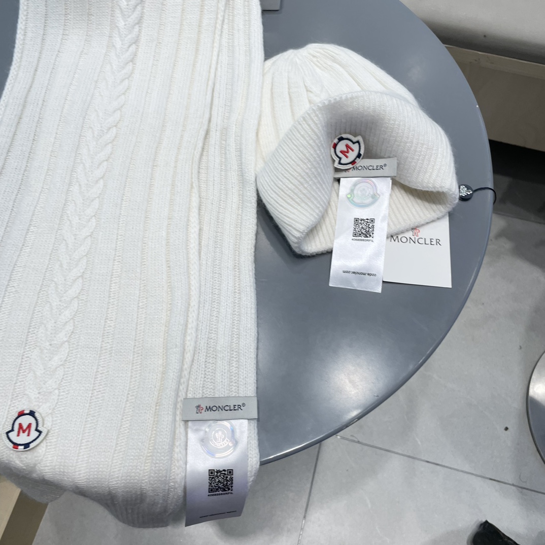 Moncler蒙口套装帽子！暖暖哒超级舒服冬日减龄神器这个冬天你就差这么一套套装帽子啦又保暖又时尚！毛球