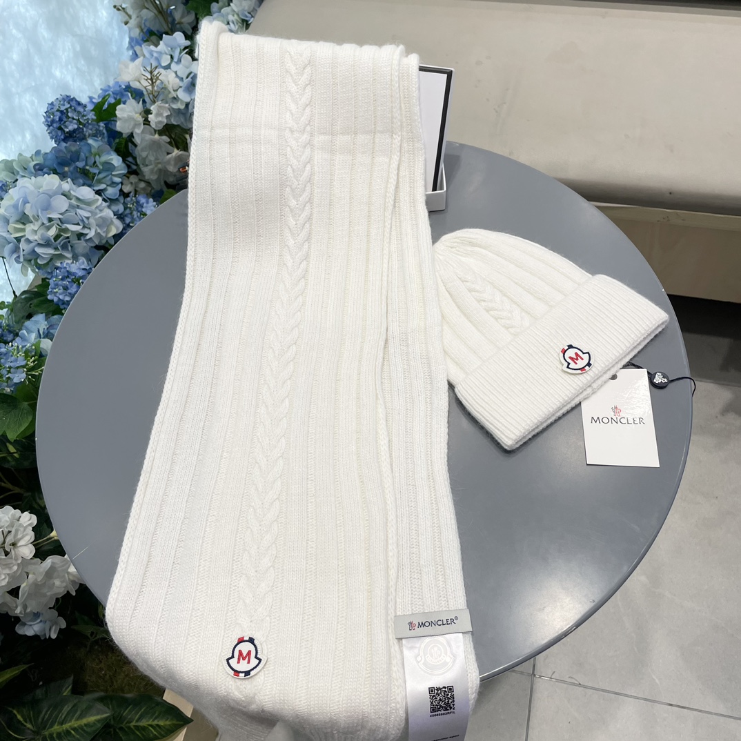 Moncler蒙口套装帽子！暖暖哒超级舒服冬日减龄神器这个冬天你就差这么一套套装帽子啦又保暖又时尚！毛球