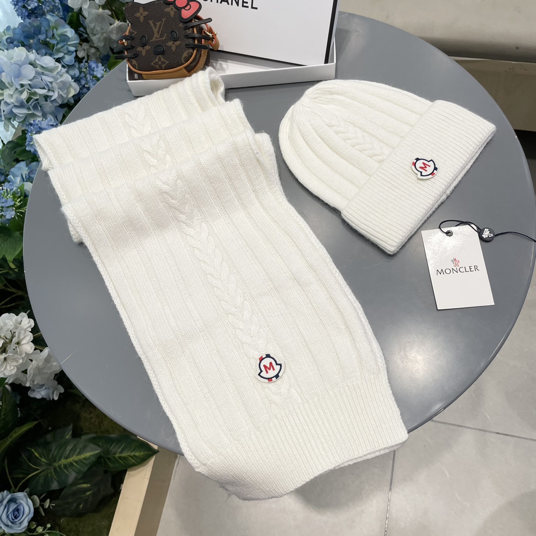 Moncler蒙口套装帽子！暖暖哒超级舒服冬日减龄神器这个冬天你就差这么一套套装帽子啦又保暖又时尚！毛球