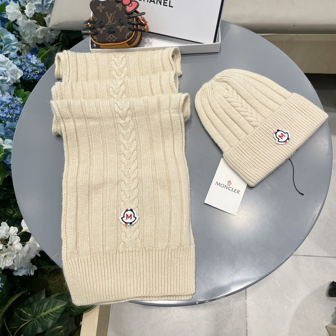 Moncler蒙口套装帽子！暖暖哒超级舒服冬日减龄神器这个冬天你就差这么一套套装帽子啦又保暖又时尚！毛球