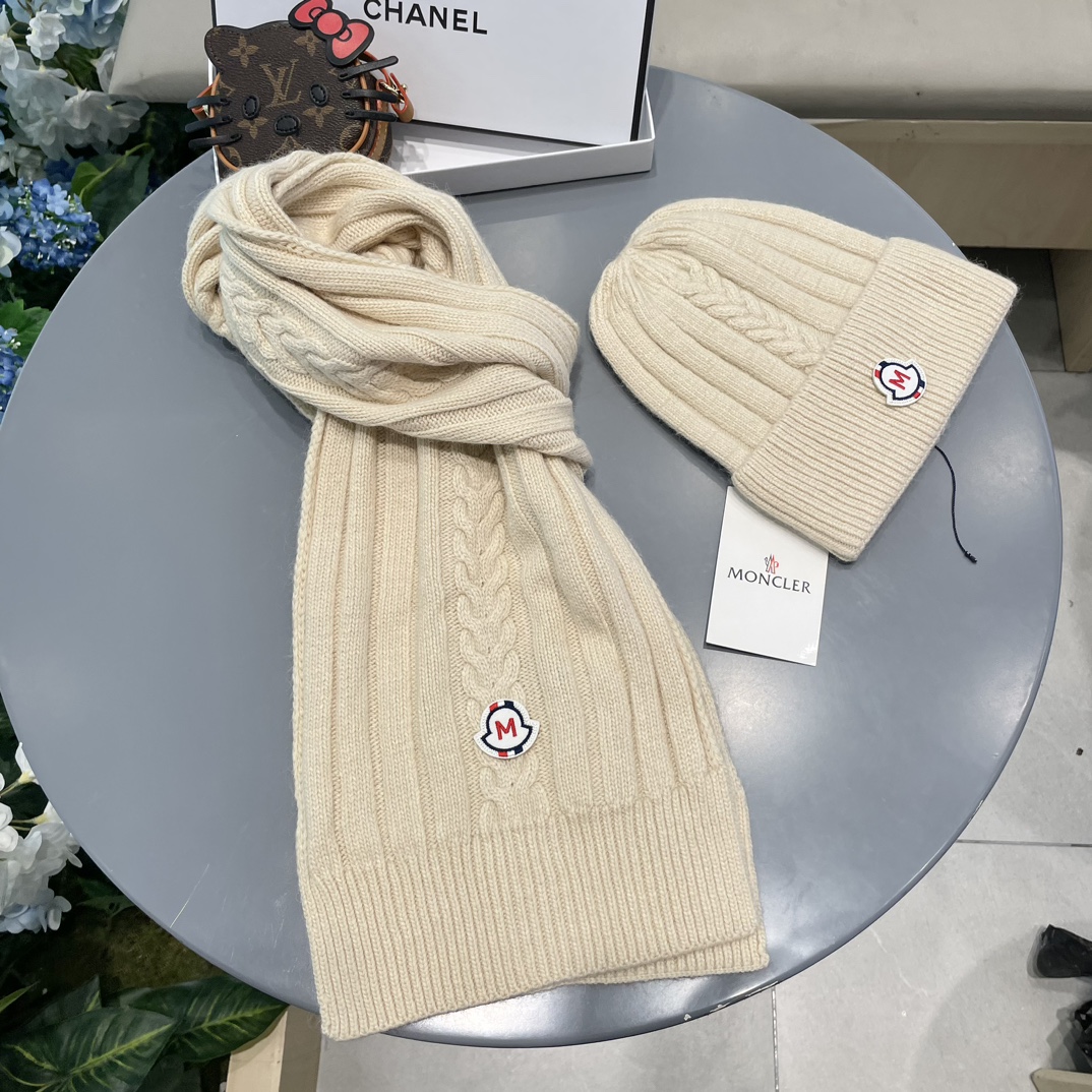 Moncler蒙口套装帽子！暖暖哒超级舒服冬日减龄神器这个冬天你就差这么一套套装帽子啦又保暖又时尚！毛球