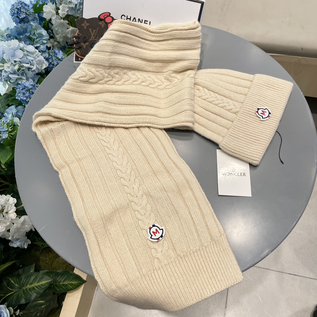 Moncler蒙口套装帽子！暖暖哒超级舒服冬日减龄神器这个冬天你就差这么一套套装帽子啦又保暖又时尚！毛球