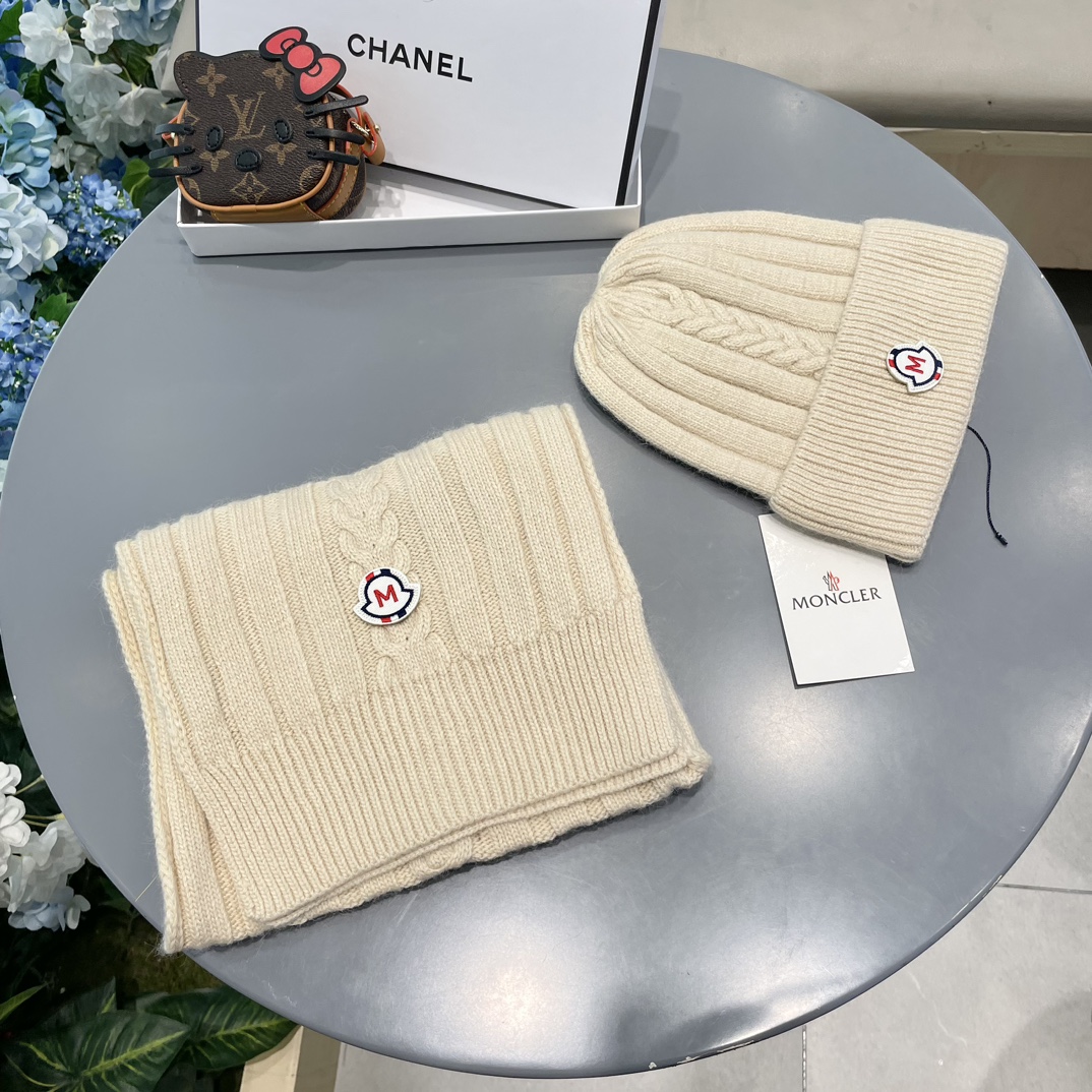 Moncler蒙口套装帽子！暖暖哒超级舒服冬日减龄神器这个冬天你就差这么一套套装帽子啦又保暖又时尚！毛球