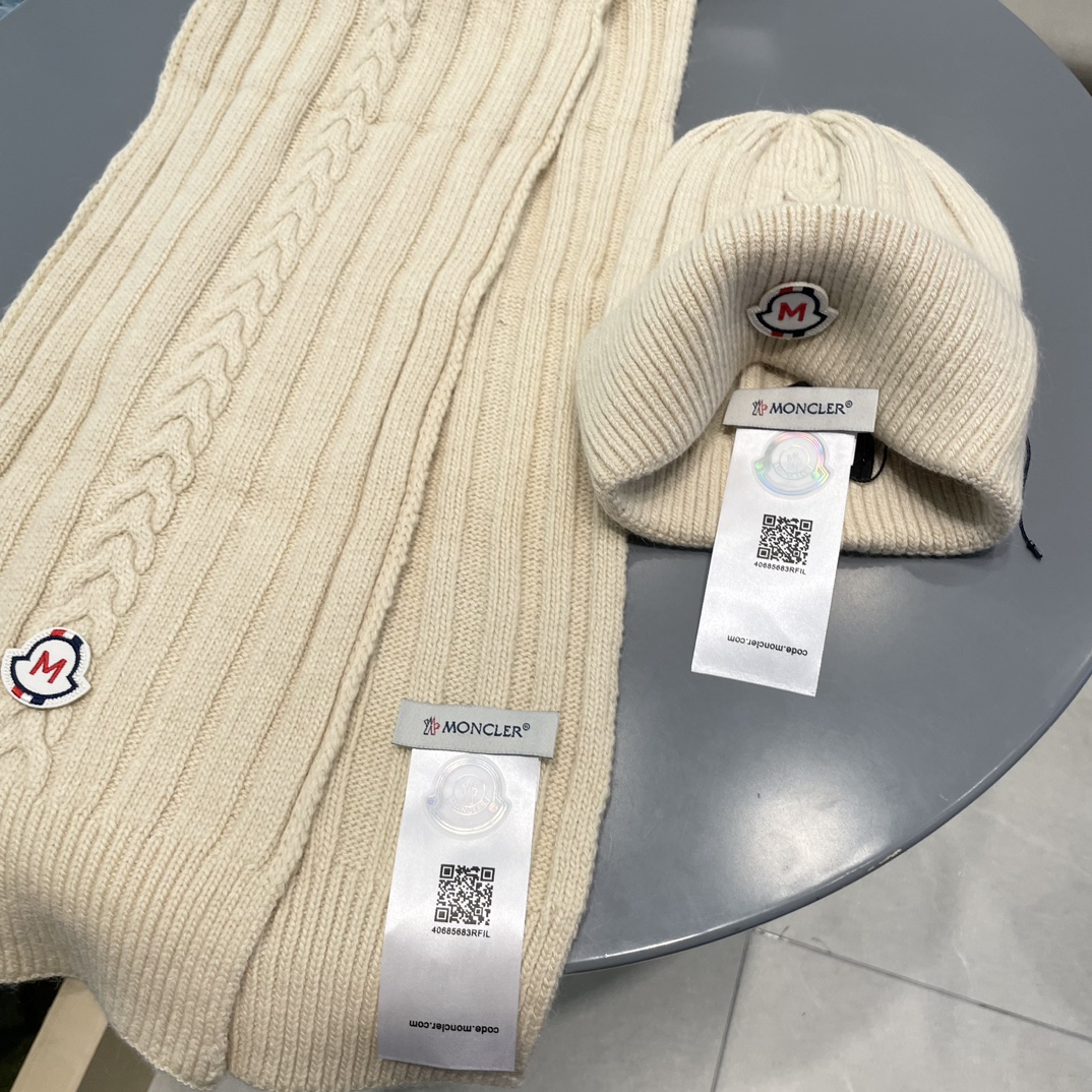 Moncler蒙口套装帽子！暖暖哒超级舒服冬日减龄神器这个冬天你就差这么一套套装帽子啦又保暖又时尚！毛球