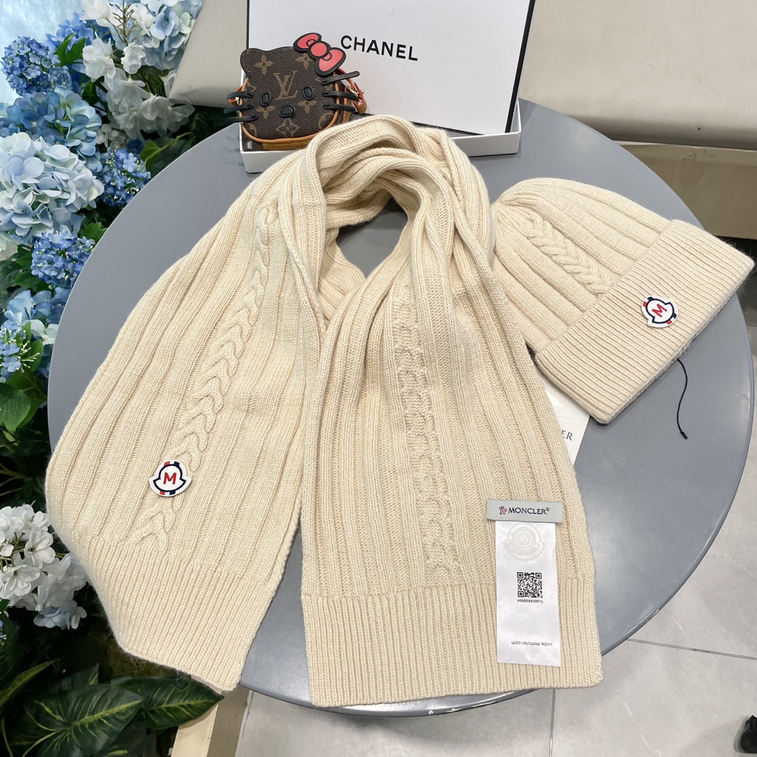 Moncler蒙口套装帽子！暖暖哒超级舒服冬日减龄神器这个冬天你就差这么一套套装帽子啦又保暖又时尚！毛球