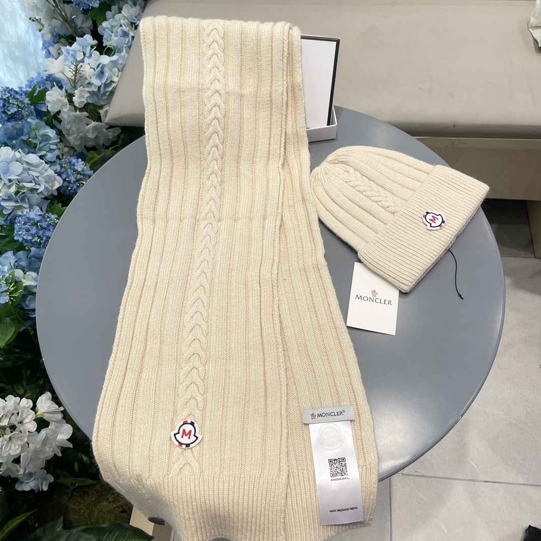 Moncler蒙口套装帽子！暖暖哒超级舒服冬日减龄神器这个冬天你就差这么一套套装帽子啦又保暖又时尚！毛球