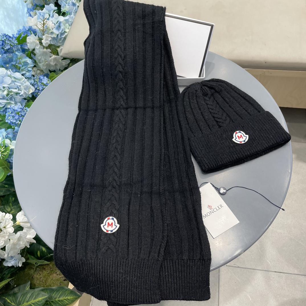 Moncler蒙口套装帽子！暖暖哒超级舒服冬日减龄神器这个冬天你就差这么一套套装帽子啦又保暖又时尚！毛球