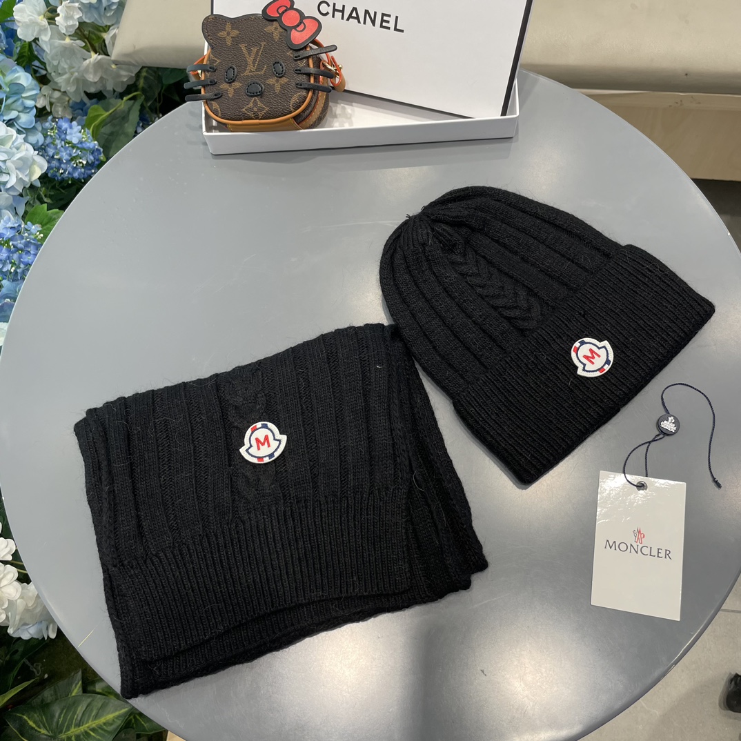 Moncler蒙口套装帽子！暖暖哒超级舒服冬日减龄神器这个冬天你就差这么一套套装帽子啦又保暖又时尚！毛球