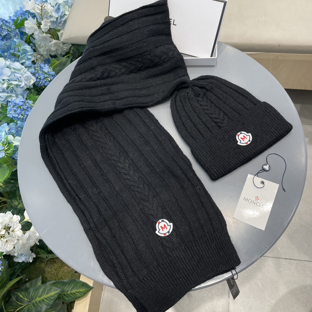 Moncler蒙口套装帽子！暖暖哒超级舒服冬日减龄神器这个冬天你就差这么一套套装帽子啦又保暖又时尚！毛球
