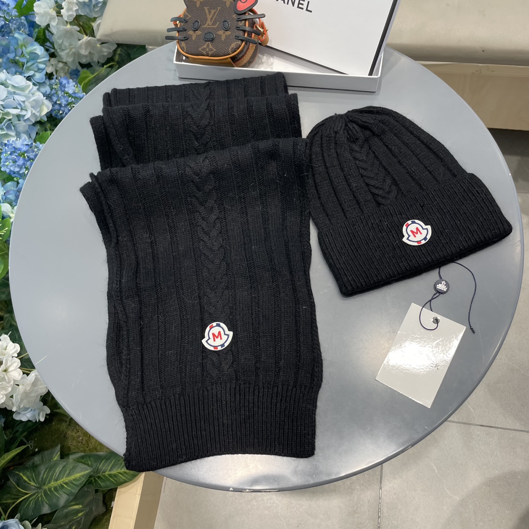 Moncler蒙口套装帽子！暖暖哒超级舒服冬日减龄神器这个冬天你就差这么一套套装帽子啦又保暖又时尚！毛球