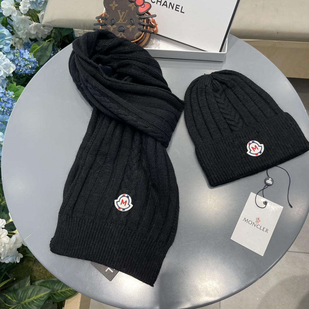 Moncler蒙口套装帽子！暖暖哒超级舒服冬日减龄神器这个冬天你就差这么一套套装帽子啦又保暖又时尚！毛球