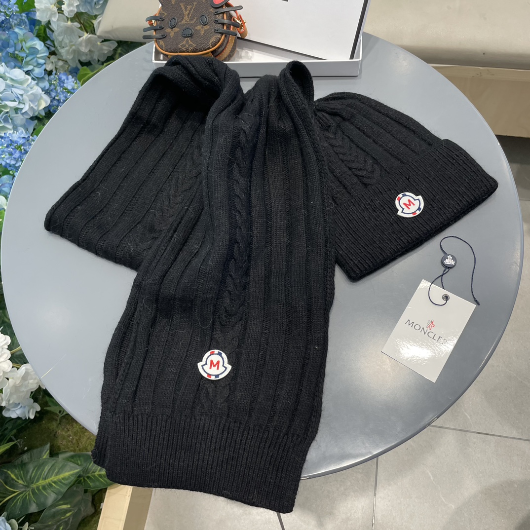 Moncler蒙口套装帽子！暖暖哒超级舒服冬日减龄神器这个冬天你就差这么一套套装帽子啦又保暖又时尚！毛球
