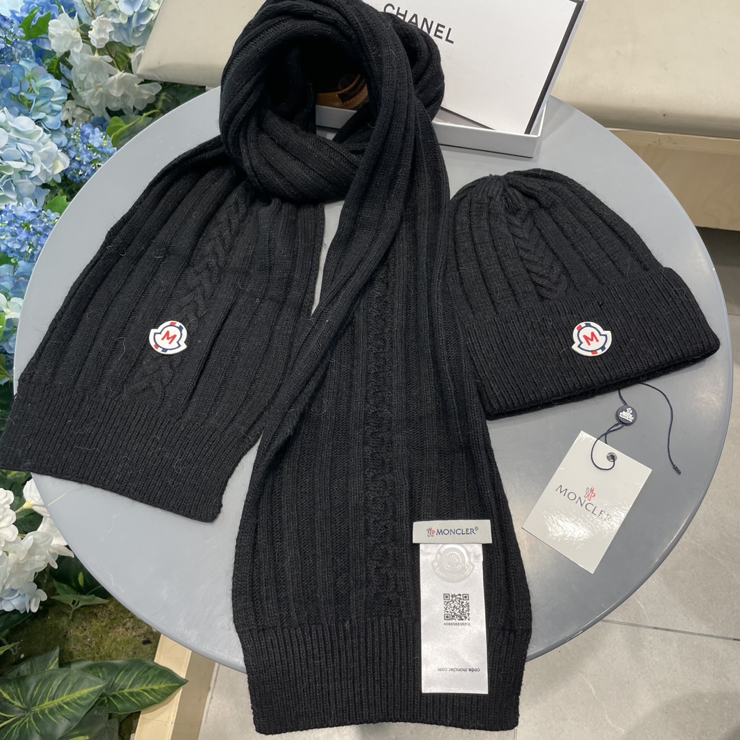 Moncler蒙口套装帽子！暖暖哒超级舒服冬日减龄神器这个冬天你就差这么一套套装帽子啦又保暖又时尚！毛球