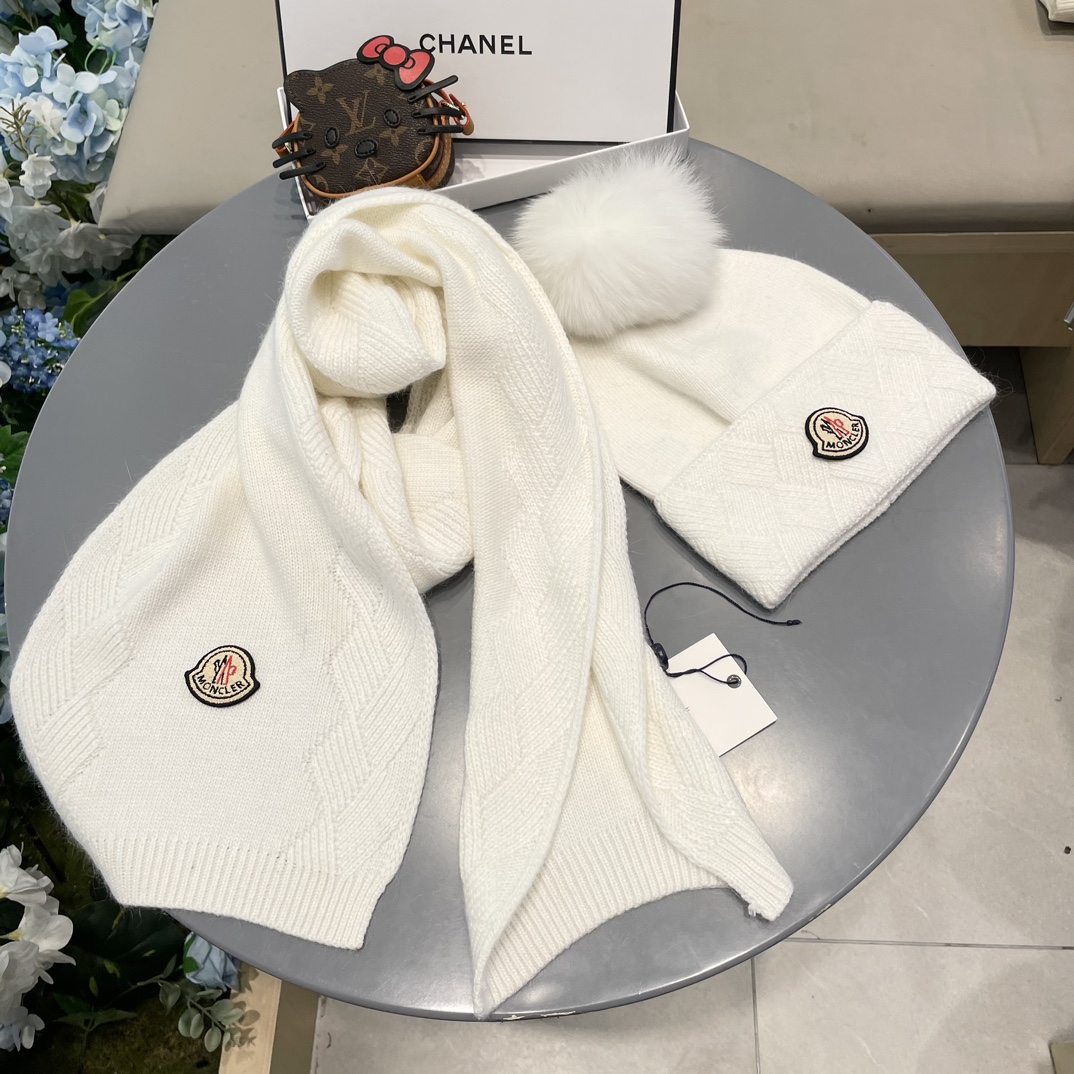 羊毛套装帽子经典套装！帽子配狐狸毛球围巾！暖暖哒超级舒服冬日小姐姐减龄神器哦这个冬天你就差这么一套套装帽