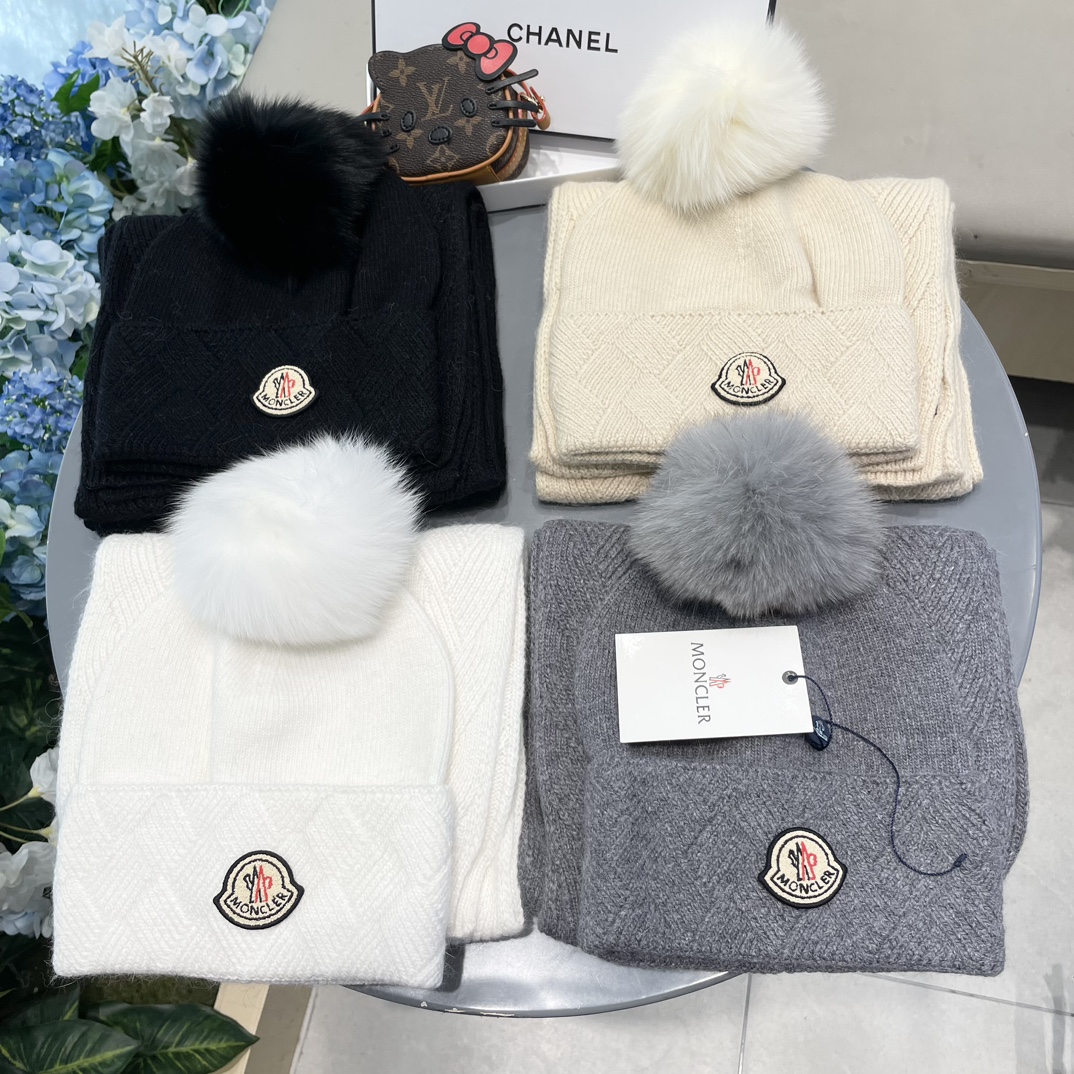 羊毛套装帽子经典套装！帽子配狐狸毛球围巾！暖暖哒超级舒服冬日小姐姐减龄神器哦这个冬天你就差这么一套套装帽