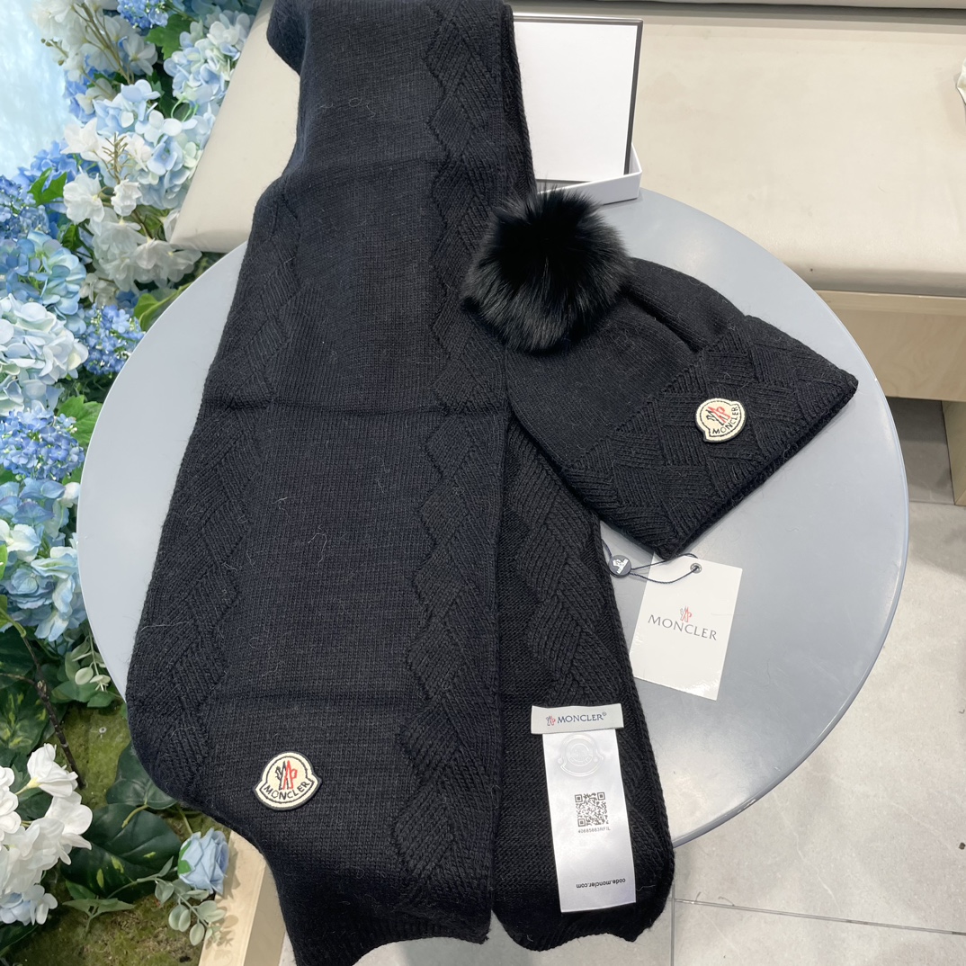 羊毛套装帽子经典套装！帽子配狐狸毛球围巾！暖暖哒超级舒服冬日小姐姐减龄神器哦这个冬天你就差这么一套套装帽