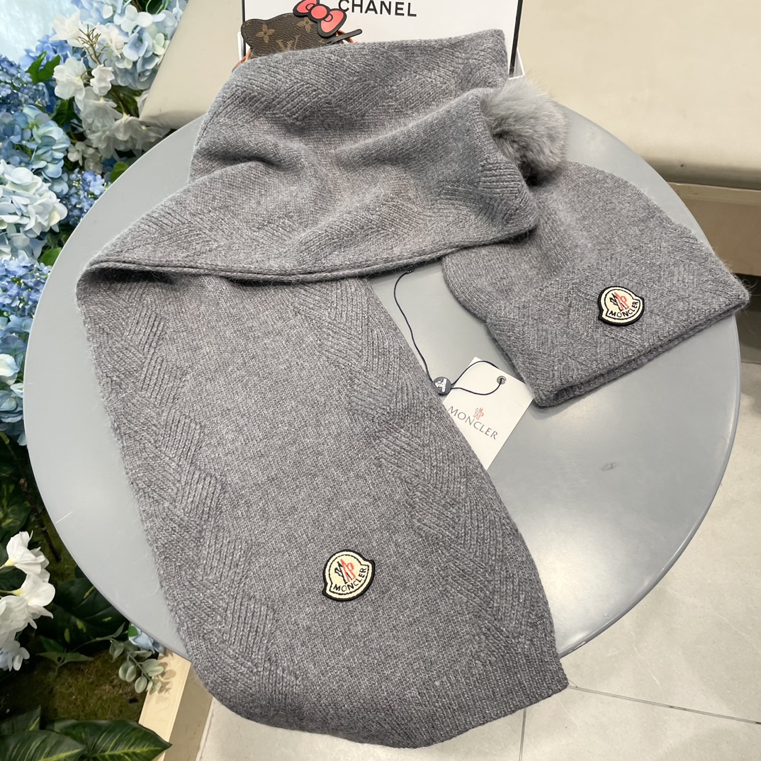 羊毛套装帽子经典套装！帽子配狐狸毛球围巾！暖暖哒超级舒服冬日小姐姐减龄神器哦这个冬天你就差这么一套套装帽