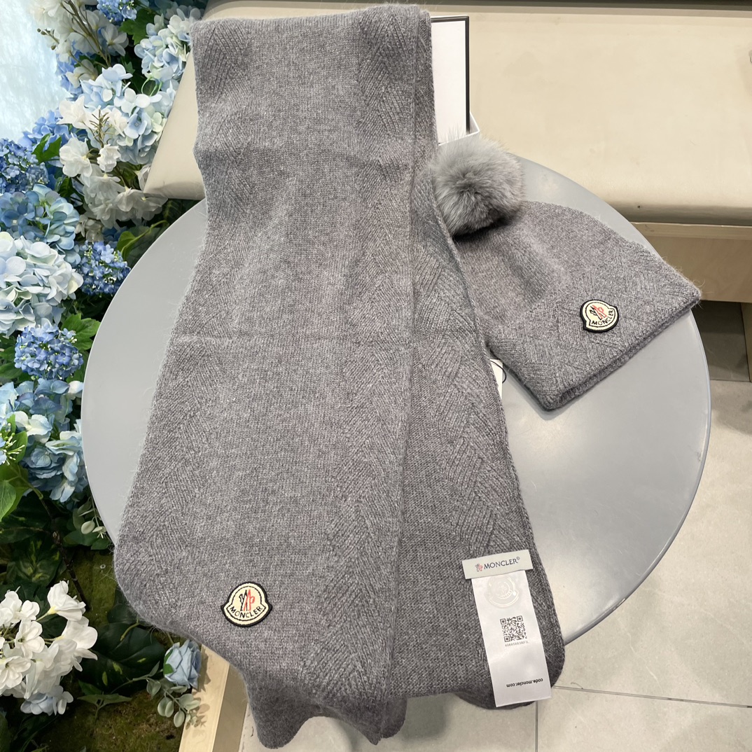 羊毛套装帽子经典套装！帽子配狐狸毛球围巾！暖暖哒超级舒服冬日小姐姐减龄神器哦这个冬天你就差这么一套套装帽