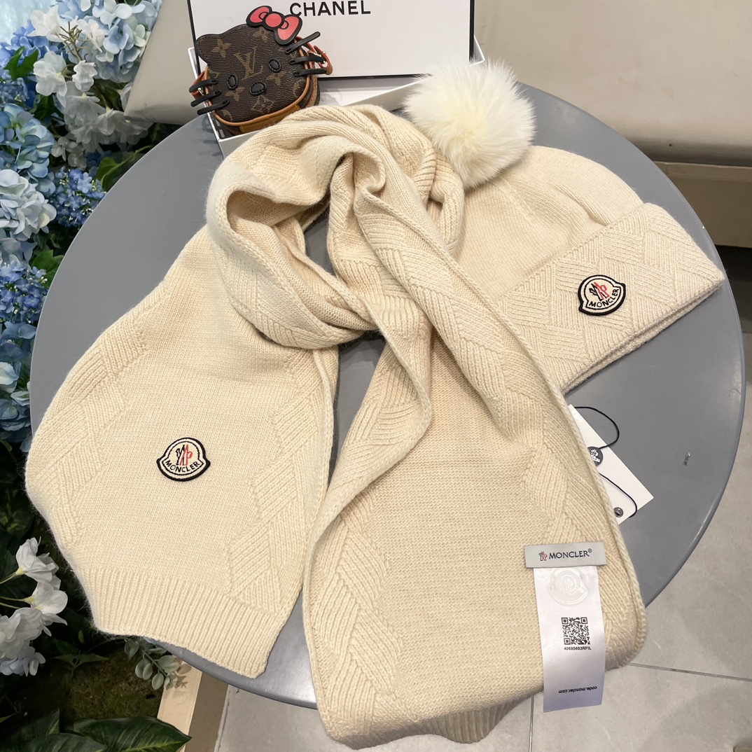 羊毛套装帽子经典套装！帽子配狐狸毛球围巾！暖暖哒超级舒服冬日小姐姐减龄神器哦这个冬天你就差这么一套套装帽