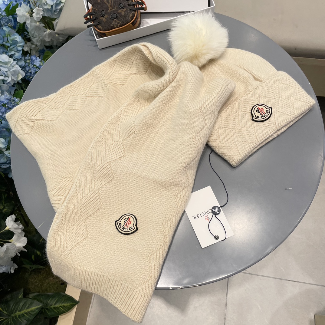 羊毛套装帽子经典套装！帽子配狐狸毛球围巾！暖暖哒超级舒服冬日小姐姐减龄神器哦这个冬天你就差这么一套套装帽