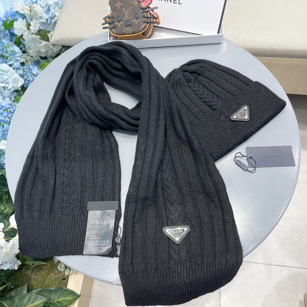 普拉达两件套PRADA爆款帽子围巾套装保暖又时尚70%羊绒30%兔绒也增加保暖几分[亲亲]高端品质潮流在
