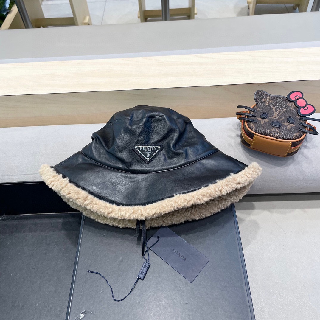 普拉达Prada2024秋冬季新款加厚羊羔绒渔夫帽子女加厚保暖户外防寒百搭护耳帽