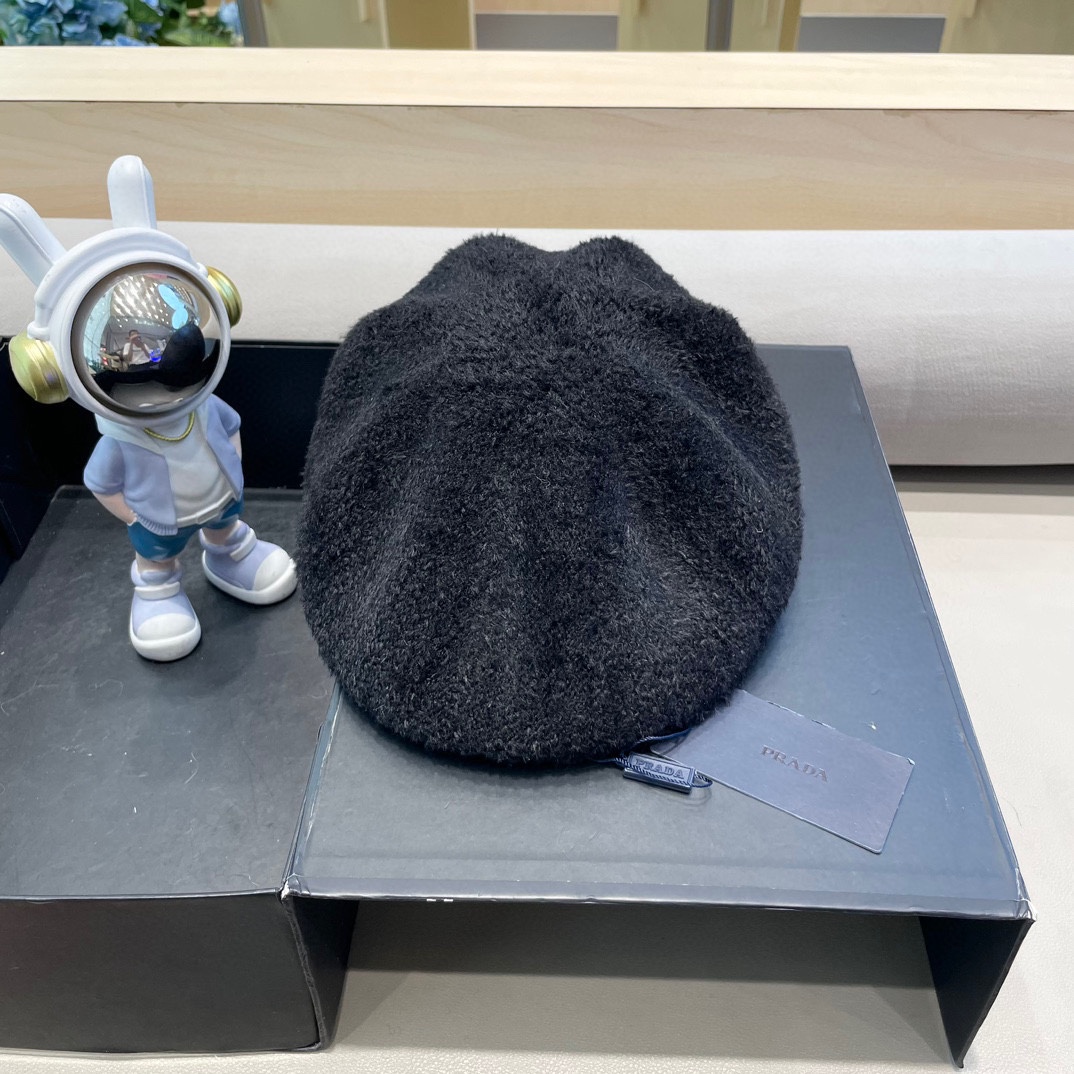 NO:670736,Prada Prada reversible beret women's autumn and winter fashion warm forward hat new British retro painter hat hat fisherman hat baseball cap knitted hat, hat, prada, prada, espadrilles, hats19860909普拉达Prada正反两戴贝雷帽女秋冬季时尚保暖前进帽子新款英伦复古画家帽帽子渔夫帽棒球帽针织帽,帽子,prada,prada,espadrilles,hats,hat