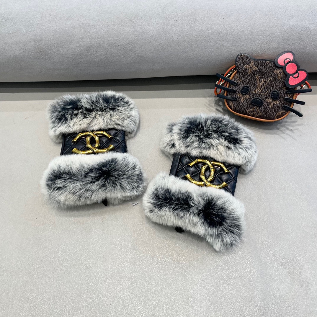 NO:554878,Comes with packaging CHANEL 2025 Autumn and Winter Short Lazy Rabbit Hair Fast Mouth Wool Gloves are worth comparing the same model with different qualities, instantly killing poor products on the market, imported first-grade sheepskin lazy rabbit fur with velvet inside, classic and timeless style. If you like half fingers, you can buy it, this quality can be used next year after using it this year [Happy][Happy][Happy] Comes with box size One-size-fits-all gloves, gloves, chanel, chanel, sheepskin, gloves19860909配包装 CHANEL 香奈儿2025秋冬短款懒兔毛速口羊毛手套值得对比同款不同品质,秒杀市场差产品,进口一级羊皮懒兔毛内里加绒 经典不过时款.喜欢半指可以入手了,这种品质的今年用了明年还能用 [愉快][愉快][愉快]配盒子码数 均码手套,手套,chanel,chanel,sheepskin,gloves,accessory