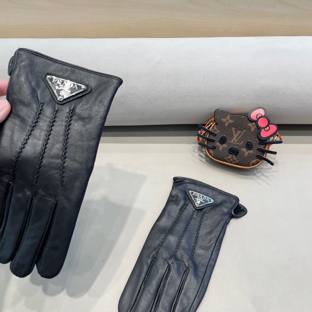 NO:554869,Prada's new men's sheepskin gloves, fashionable gloves, warm in autumn and winter with velvet lining, classic, simple and easy to use, super comfortable, soft and versatile!  Size L, XL gloves, gloves, prada, prada, sheepskin, gloves19860909prada普拉达新品男款羊皮手套,时尚手套,秋冬保暖加绒内里,经典简洁上手超舒适柔软、百搭！码数L,XL手套,手套,prada,prada,sheepskin,gloves,accessory