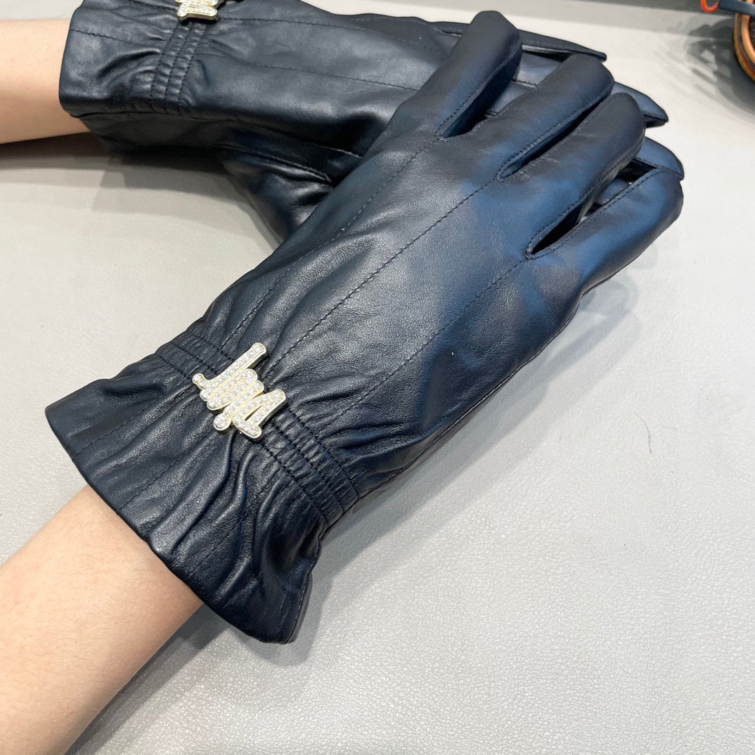 NO:554867,Women's 2025 new exclusive first touch screen gloves DIOR Dior [original quality] official website synchronizes women's new high-end sheepskin gloves, the first choice of goddesses. Don't miss 100% imported sheepskin. The leather is fine and soft. Look for the imported sheepskin with a special feel and cashmere lining to keep warm. Goddess Jimei must have top-notch workmanship. No detail is missed. Authentic open version. One-to-one counters, one-size-fits-all gloves, gloves, dior, dior, sheepskin, gloves.19860909女款2025新款独家首发触屏手套 DIOR迪奥【原单品质】官网同步女士新款高档羊皮手套女神首选 不可错过百分百选用进口羊皮 皮质细腻柔软 认准进口羊皮特有手感羊绒内里保暖更佳 女神集美们必备顶级做工任何细节都不放过正品开版 专柜一比一 码数均码手套,手套,dior,dior,sheepskin,gloves,accessory