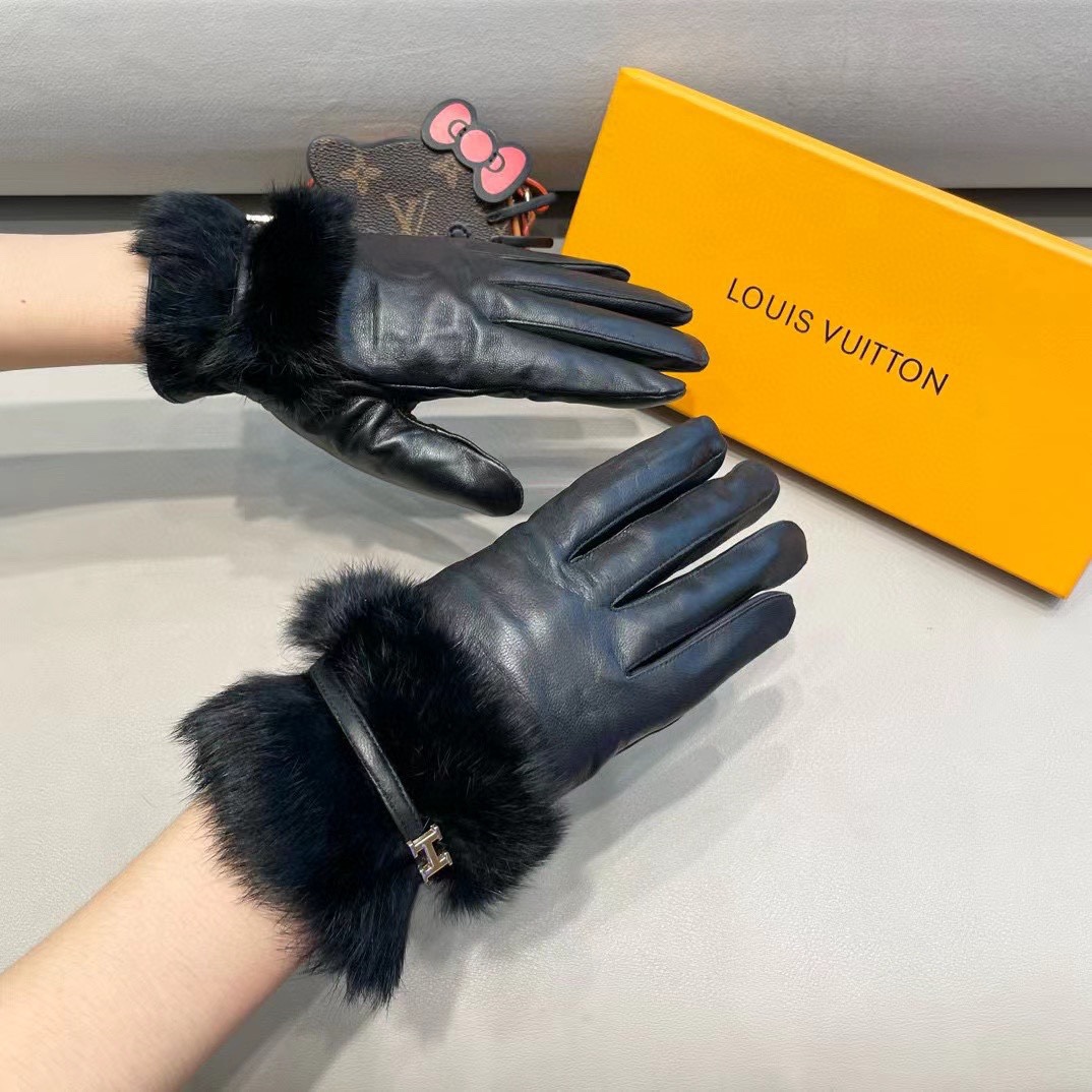 NO:602409,The new exclusive first touch screen gloves Hermès (original quality) official website syncs with the new high-end sheepskin gloves for women. The first choice for goddess Jimei. It is a must-have and cannot be missed. 100% imported sheepskin is used. The leather is fine and soft. Pay attention to the imported sheepskin with its unique feel and cashmere lining for better warmth. It is a must for goddess Jimei. Top-notch workmanship. No detail is spared. Authentic open version. One-to-one counter. Size M L gloves, gloves, hermes, sheepskin, gloves.19860909新款独家首发触屏手套 爱马仕（原单品质）官网同步女士新款高档羊皮手套女神集美们首选 必备不可错过百分百选用进口羊皮 皮质细腻柔软 认准进口羊皮特有手感羊绒内里保暖更佳 女神集美们们必备顶级做工任何细节都不放过正品开版 专柜一比一 码数Ｍ L手套,手套,hermes,sheepskin,gloves,accessory