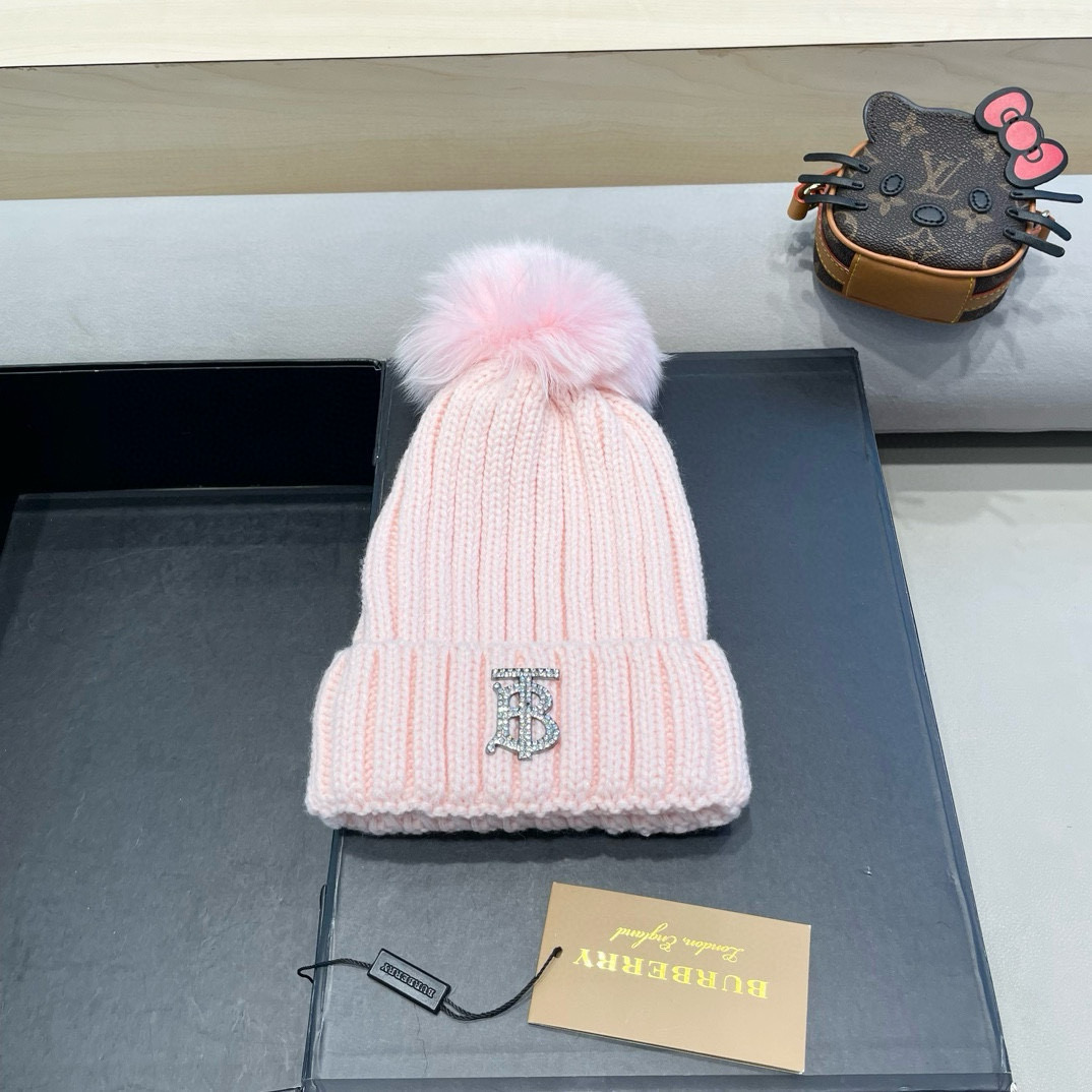 NO:218495,Burberry (Burberry) original single baseball cap, hot-selling counter, dark pattern knight, 1:1 open mold customization, canvas fabric, pure cotton lining, light and breathable. Perfect style, accurate and accurate for the plaid, special adjustment buckle for the top layer, original quality, exclusive physical shot, suitable for men and women. Hats, fisherman hat, baseball cap, knit hat, hat, burberry, burberry, espadrilles, cowhide, hats19860909Burberry（巴宝莉）原单棒球帽, 专柜热卖款,暗纹骑士,1:1开模订制,帆布面料,纯棉内里,轻盈透气.完美版型,对格精准无误,头层牛皮特制调节扣,原厂品质,独家实物拍摄,男女适用.帽子渔夫帽棒球帽针织帽,帽子,burberry,burberry,espadrilles,cowhide,hats,hat