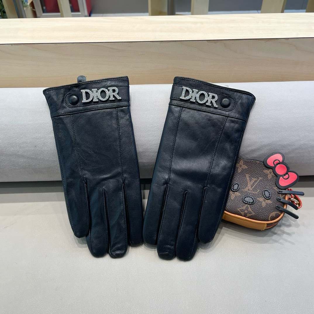 NO:294073,Men's new model exclusive first touch screen gloves Men's Dior gloves Men's [Original single quality] Official website synchronizes the new high-end sheepskin gloves for men. 100% use imported sheepskin. The leather is delicate and soft. It is better to know that imported sheepskin has a unique feel and the inner inner fabric is better. The original custom hardware top-grade workmanship is not missed. The original version of the number XL.XXL gloves, gloves, dior, sheepskin, gloves19860909男款新款独家首发触屏手套 男士迪奥手套男款【原单品质】官网同步男士新款高档羊皮手套不可错过百分百选用进口羊皮 皮质细腻柔软 认准进口羊皮特有手感布内里保暖更佳 原版定制五金顶级做工任何细节都不放过正品开版 码数XL.XXL手套,手套,dior,sheepskin,gloves,accessory