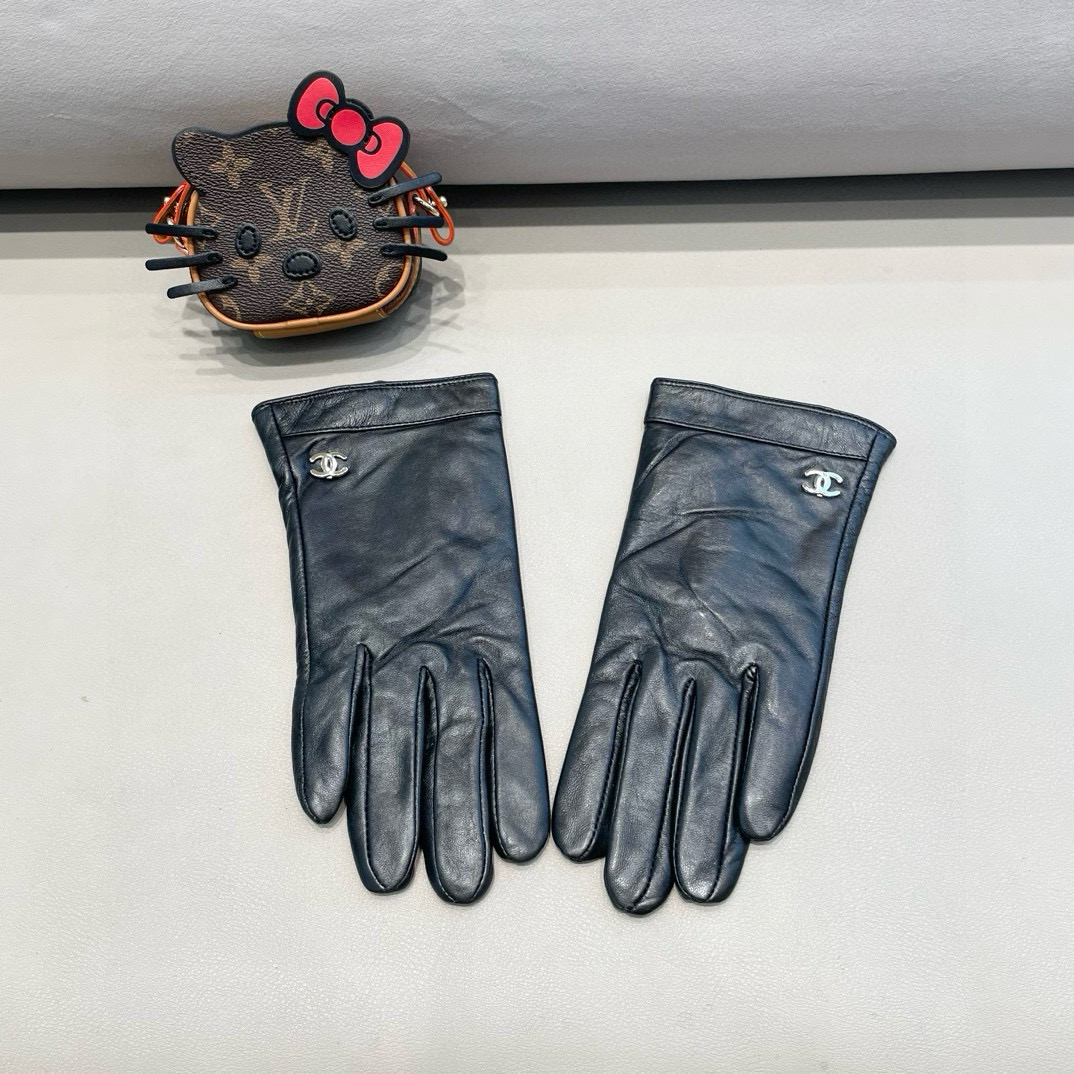 NO:294054,New exclusive first touch screen gloves Chanel [original single quality] official website synchronizes the new high-end sheepskin gloves for women. Goddess’ first choice. Do not miss 100% use imported sheepskin. The leather is delicate and soft. Identify imported sheepskin with unique touch and cashmere inside. The inner warmth of Goddess Jimei must have top-quality workmanship and no details are left out. The counter is one to one. Number of codes M L gloves, gloves, chanel, chanel, sheepskin, gloves19860909新款独家首发触屏手套 Chanel香奈儿【原单品质】官网同步女士新款高档羊皮手套女神首选 不可错过百分百选用进口羊皮 皮质细腻柔软 认准进口羊皮特有手感羊绒内里保暖更佳 女神集美们必备顶级做工任何细节都不放过正品开版 专柜一比一 码数Ｍ L手套,手套,chanel,chanel,sheepskin,gloves,accessory