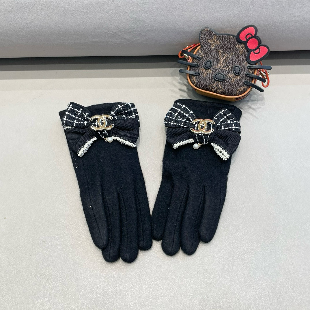 NO:294060,Chanel's new wool gloves, fashionable gloves, warm and velvet inner insides in autumn and winter, super cute bows, super comfortable, soft and versatile!  With box size gloves, gloves, chanel, chanel, gloves19860909Chanel香奈儿专柜新品羊毛手套,时尚手套,秋冬保暖加绒内里,超嗲蝴蝶结,上手超舒适柔软、百搭！配盒子均码手套,手套,chanel,chanel,gloves,accessory