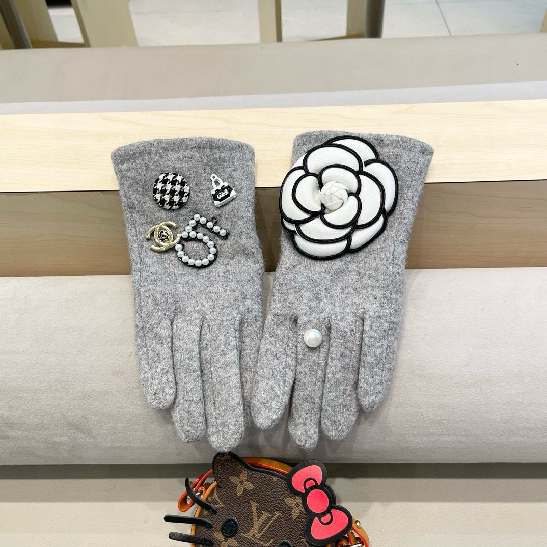 NO:294065,Chanel's new wool gloves, camellia fashionable gloves, autumn and winter warm plus velvet inner, super cute bow, super comfortable and soft, versatile!  With box size gloves, gloves, chanel, chanel, gloves19860909Chanel香奈儿专柜新品羊毛手套,山茶花时尚手套,秋冬保暖加绒内里,超嗲蝴蝶结,上手超舒适柔软、百搭！配盒子均码手套,手套,chanel,chanel,gloves,accessory