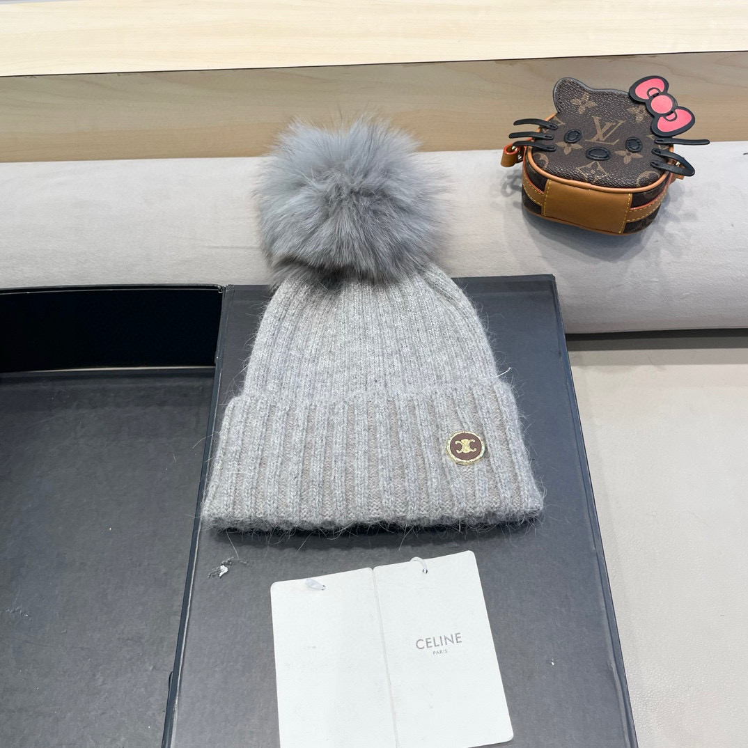 NO:218942,Celine Di Lieba same knitted hat autumn and winter new women's wool hat imitation fox wool ball thickened warm hat hat fisherman hat baseball hat knit hat, hat, celine, espadrilles, hats19860909塞琳Celine迪丽热巴同款针织帽子秋冬新款女士毛线帽仿狐狸毛球球加厚保暖帽帽子渔夫帽棒球帽针织帽,帽子,celine,espadrilles,hats,hat