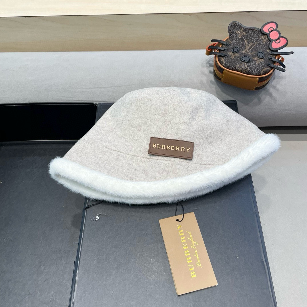 NO:218980,Burberry Burberry British fisherman hat women's new winter woolen warm basin hat fashionable and versatile face showing small plush side bucket hat hat fisherman hat baseball hat knit hat, hat, burberry, burberry, espadrilles, hats19860909巴宝莉Burberry英伦渔夫帽子女新款冬季毛呢保暖盆帽时尚百搭显脸小毛绒边水桶帽帽子渔夫帽棒球帽针织帽,帽子,burberry,burberry,espadrilles,hats,hat