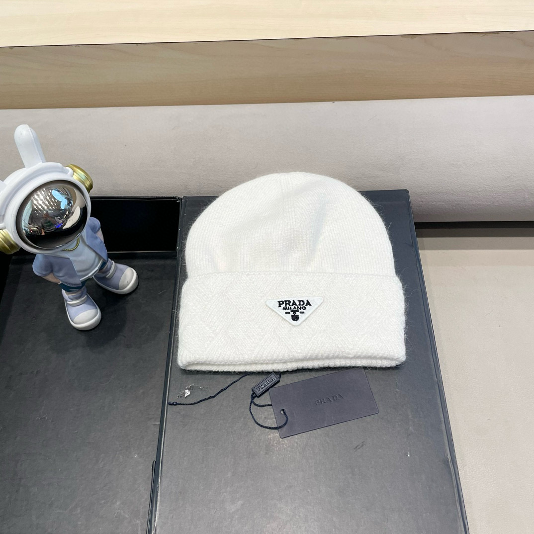 NO:218765,Prada Knitted Wool Hat!  70% wool   30% rabbit-fed lady’s favorite winter ~ Any clothes you wear will look good!  A cute and age-reducing style that is easy to buy~ Hat Fisherman's hat Baseball hat Knitted hat, hat, prada, prada, espadrilles, hats19860909Prada普拉达针织毛线帽！百分之70羊毛 百分之三十兔毛小姐姐的冬日最爱～随便搭配什么衣服都好看！又减龄又显可爱的一款随心百快快入手～帽子渔夫帽棒球帽针织帽,帽子,prada,prada,espadrilles,hats,hat